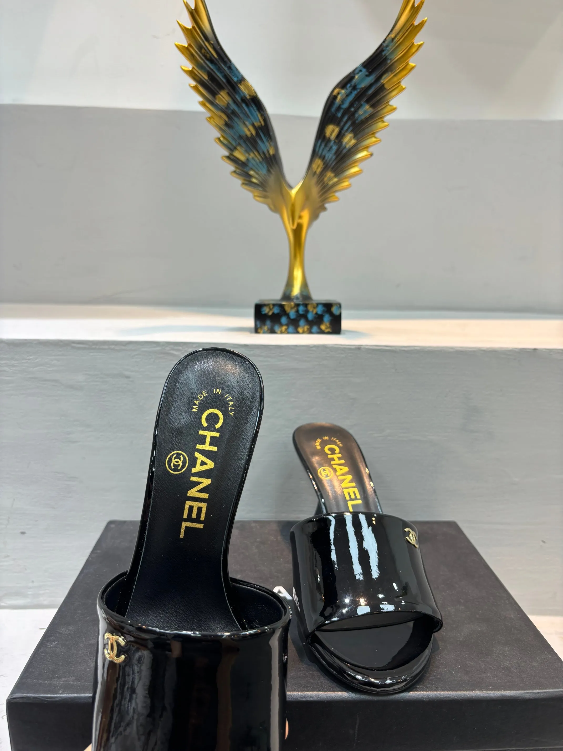 👟👟Ex-factory price 520👟👟 🌲🌲🌲 Chanel's new slippers for early summer, the same style is used by major fashion bloggers and celebrities, they are so beautiful! The upper is made of imported glossy patent leather and the lining is made of sheepskin. Original leather outsole, heel height 5cm. Size: 35-41 (custom-made 40 and 41 non-refundable)